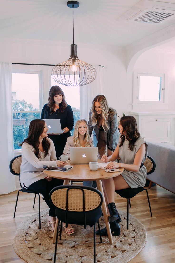 Abstrakte, verschwommene Bewegungslinien in der Architektur